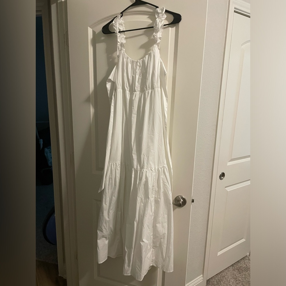 Excellent condition, worn once! Abercrombie & Fitch white maxi size M